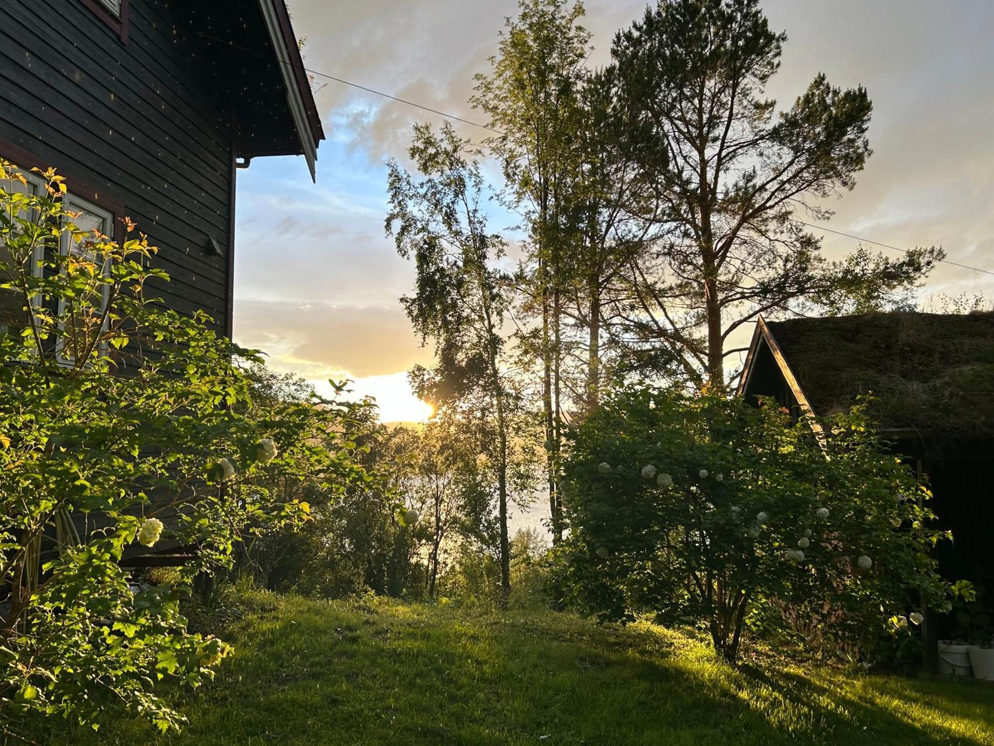 Stille Og Fredelig Ved Fjord Og Fjell Valsoybotn Экстерьер фото